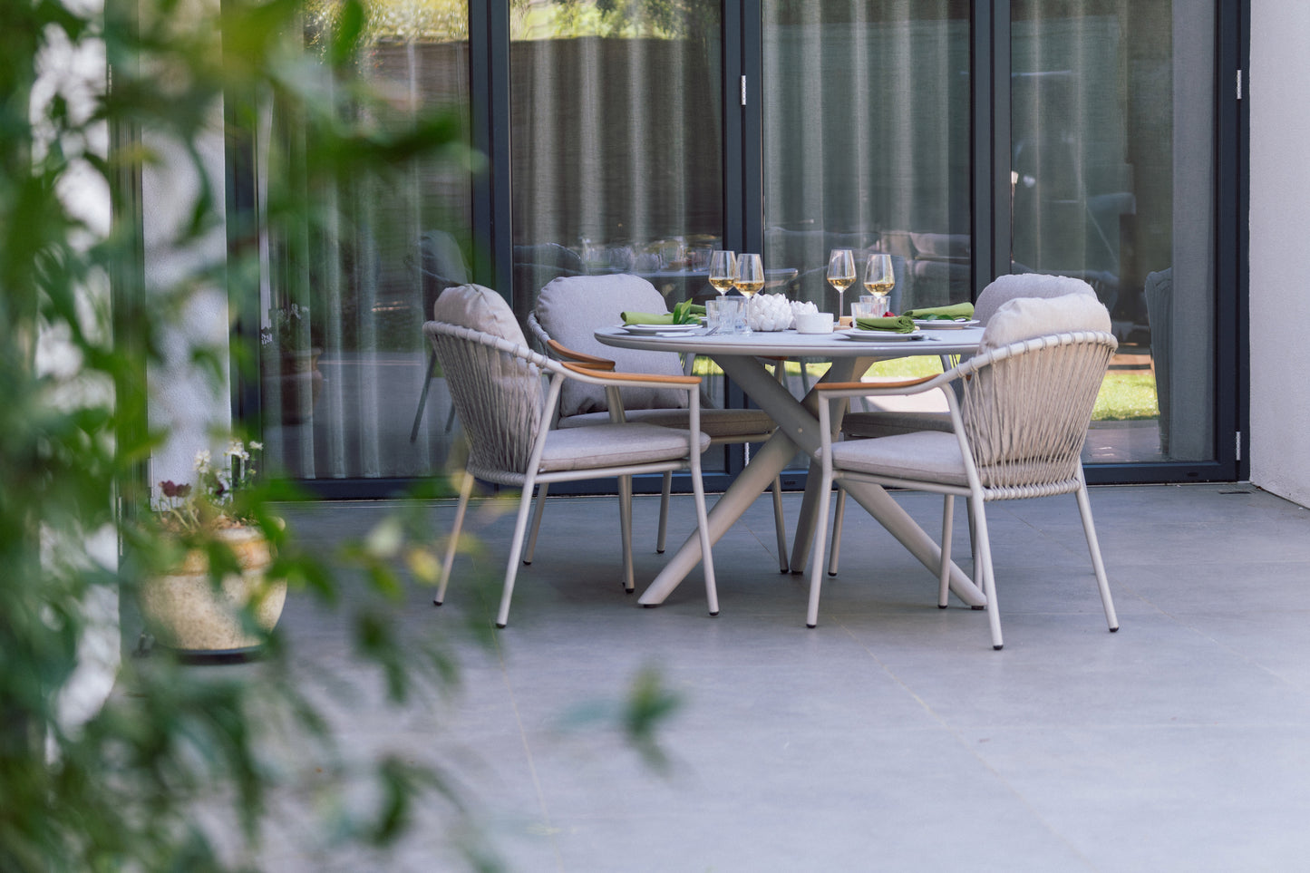 Aluminium & Teak Round Dining Set